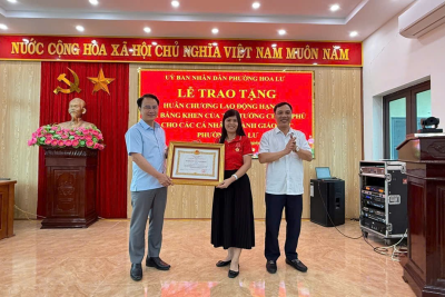 Cô giáo Trần Thúy Nga – Bí thư Chi bộ, Hiệu trưởng Trường Tiểu học Ninh Tiến vinh dự đón nhận Huân chương Lao động hạng Ba